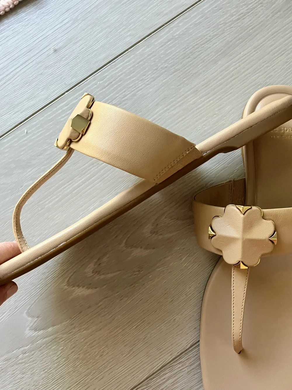 NWT Kate Spade Tan Leather Thong Sandals with Floral Medallion Size 7.5